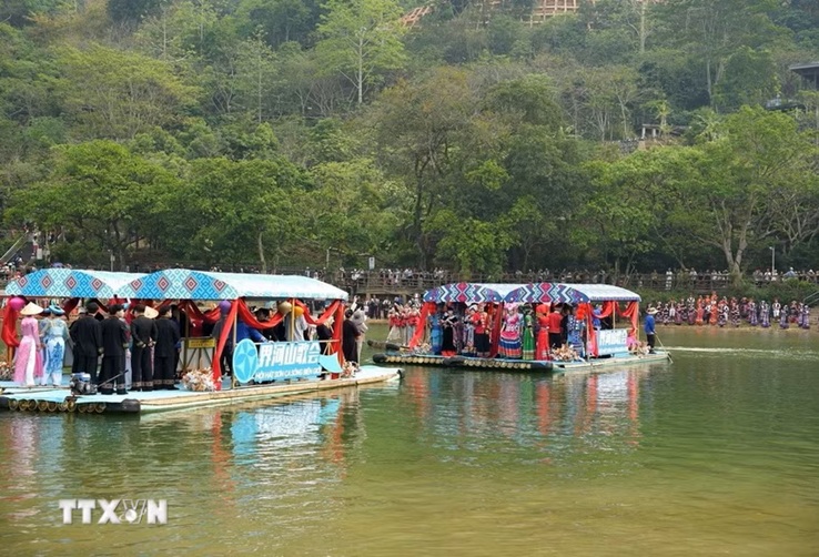 Lần đầu tiên tổ chức Liên hoan dân ca trên sông biên giới Việt Nam-Trung Quốc